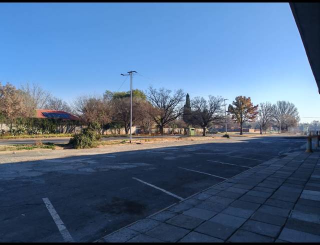 2,368M² BUSINESS CENTRE FOR SALE IN THREE RIVERS